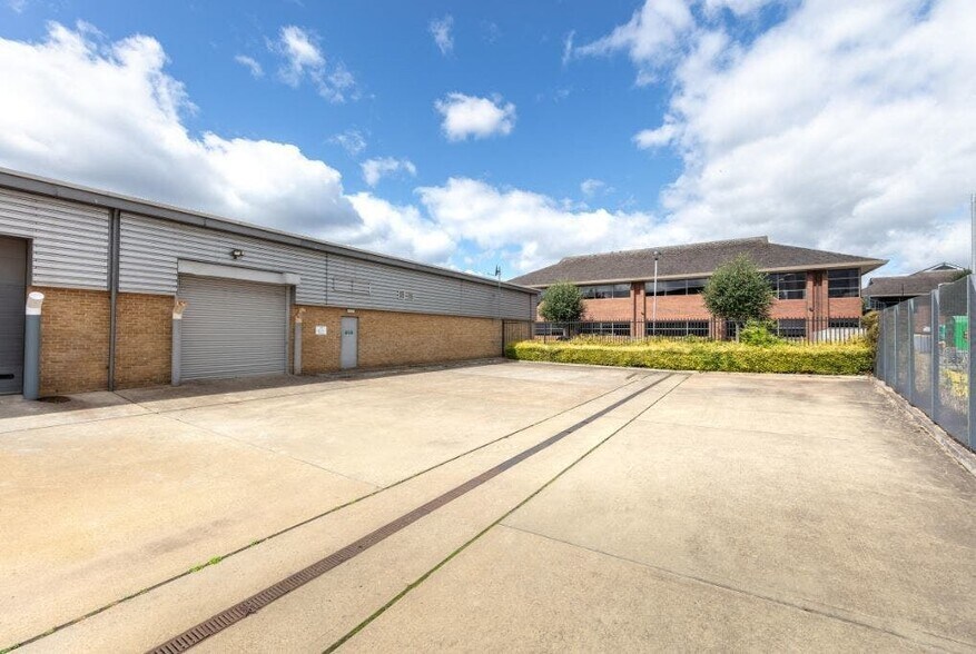 228-229 Berwick Ave, Slough à louer - Photo du bâtiment - Image 2 de 6