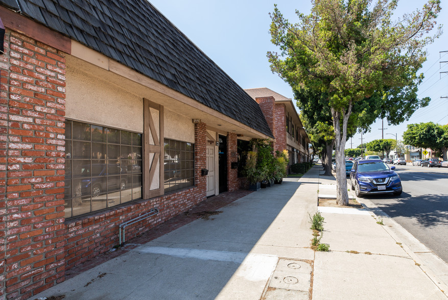 833 N Hollywood Way, Burbank, CA for sale - Building Photo - Image 1 of 1