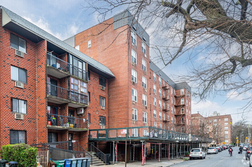 144-24 37th Ave, Flushing, NY à louer - Photo du bâtiment - Image 2 de 24