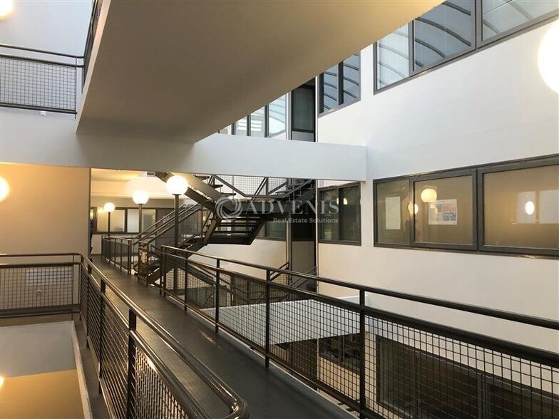 17 Rue Des Frères Lumière, Plaisir à louer - Photo intérieure - Image 2 de 5