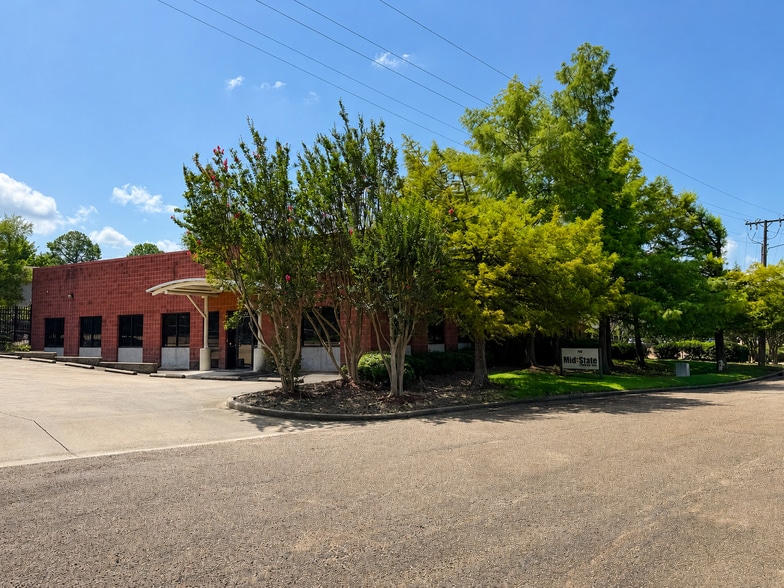 100 Briarwood West Dr, Jackson, MS for lease - Building Photo - Image 3 of 18