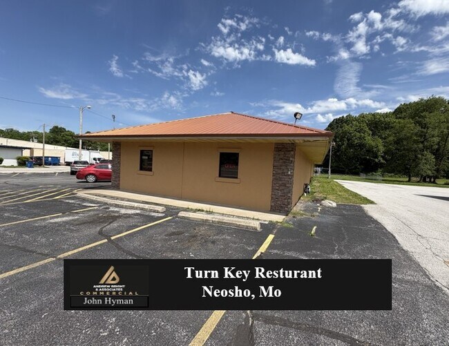 Plus de détails pour 915 S Neosho Blvd, Neosho, MO - Commerce de détail à vendre