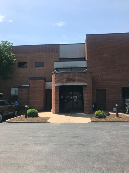 3915 Watson Rd, Saint Louis, MO à louer - Photo du bâtiment - Image 3 de 7