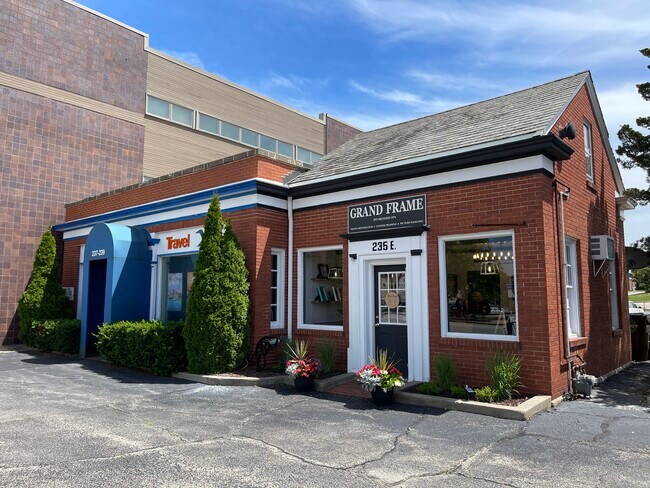 Plus de détails pour 237 E Main St, Barrington, IL - Commerce de détail à vendre