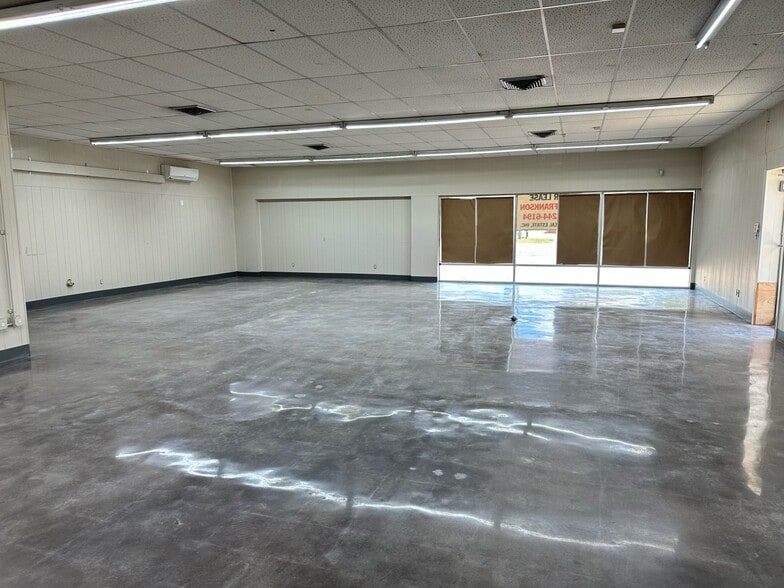 1000 Avenue F, Bay City, TX for lease - Interior Photo - Image 2 of 5