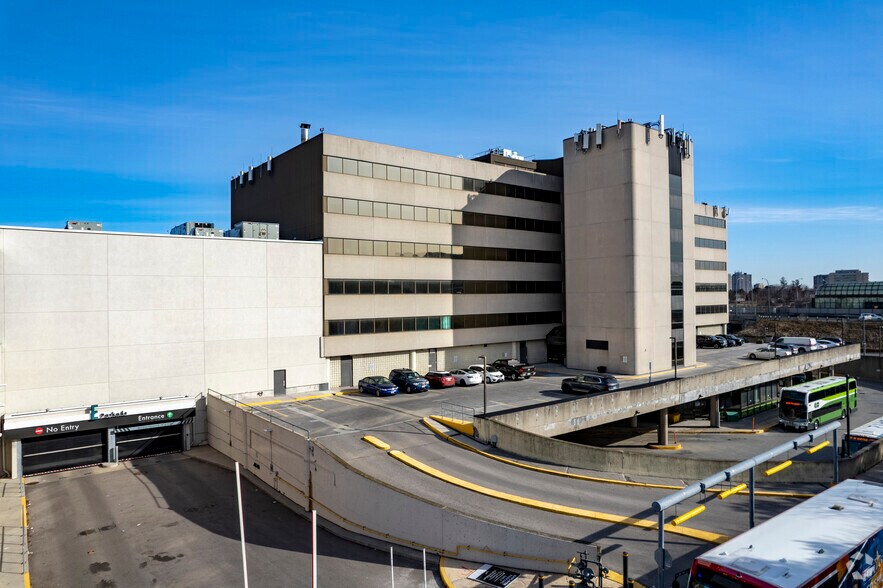 1 Yorkdale Rd, Toronto, ON à louer - Photo du bâtiment - Image 2 de 2