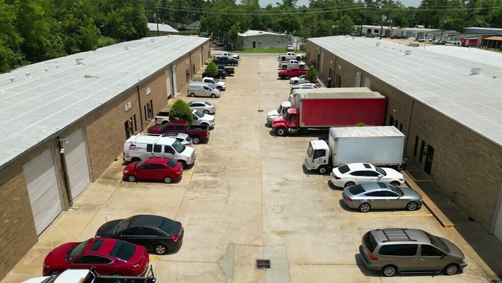 9135 Spring Branch Dr, Houston, TX à louer - Vidéo sur l’inscription commerciale - Image 3 de 7