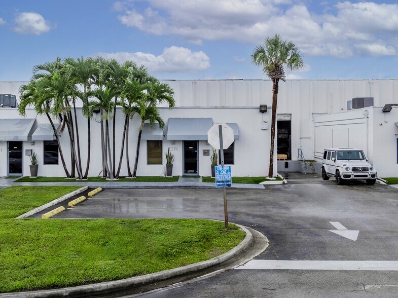 8351-8391 NW 64th St, Miami, FL for lease - Building Photo - Image 3 of 18