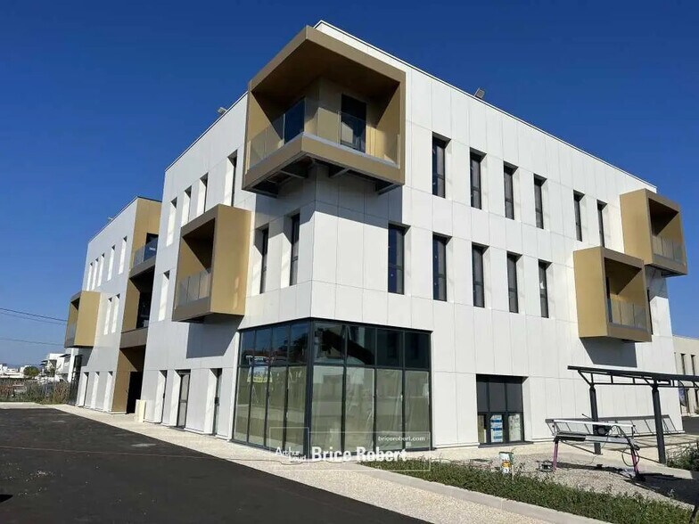 Local d'activités dans Décines-Charpieu à vendre - Photo du bâtiment - Image 3 de 5