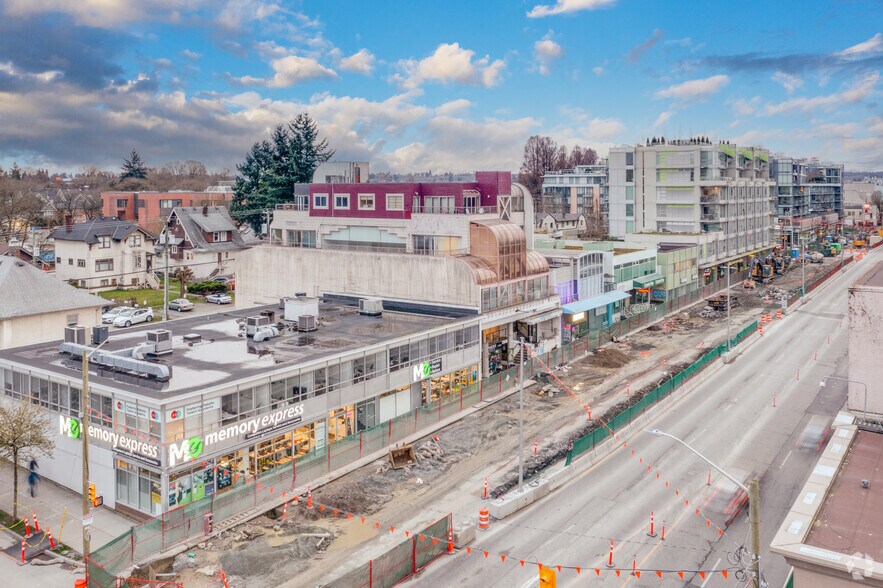 1926 W Broadway, Vancouver, BC à louer - Photo du bâtiment - Image 2 de 3