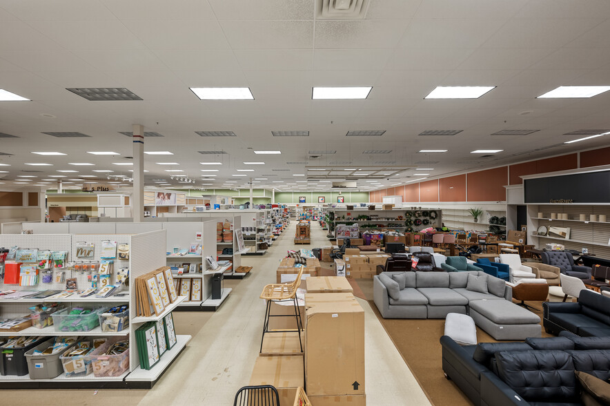 5630 Saint Croix Trl, North Branch, MN for sale - Interior Photo - Image 2 of 14