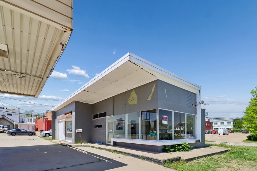 801 Court Ave, Chariton, IA for sale - Building Photo - Image 1 of 21