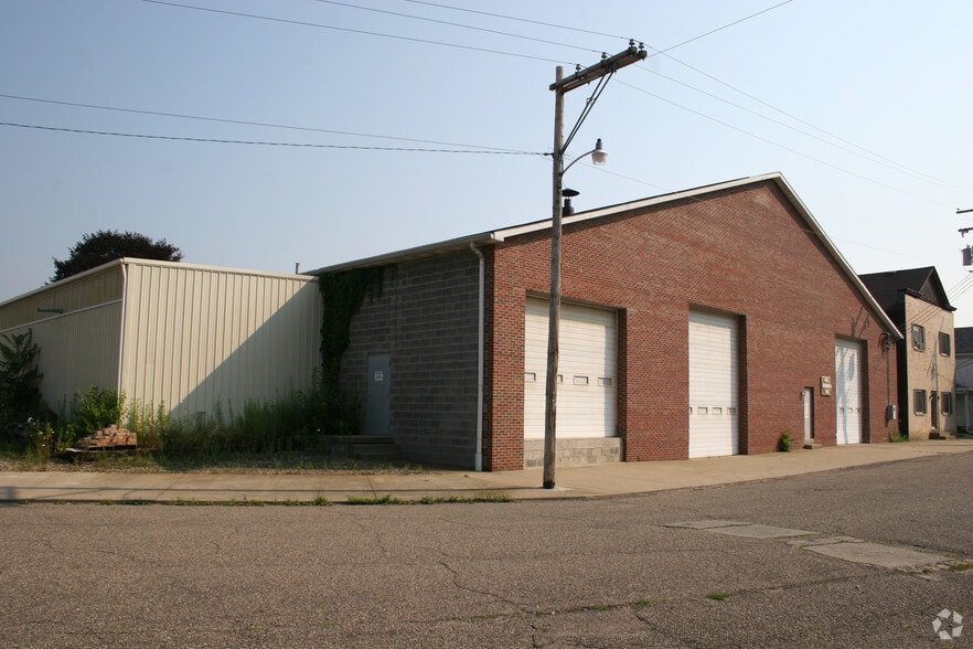 157 Virginia Ave, Chester, WV for sale - Primary Photo - Image 1 of 1