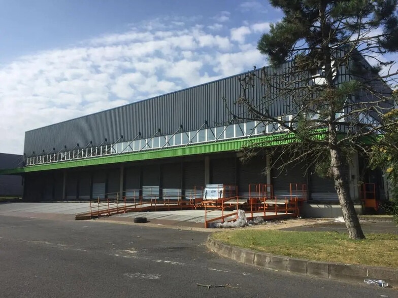 Bureau dans à louer - Photo du bâtiment - Image 1 de 3