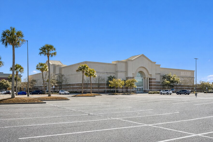 1200 Coastal Grand Cir, Myrtle Beach, SC for sale - Building Photo - Image 3 of 5