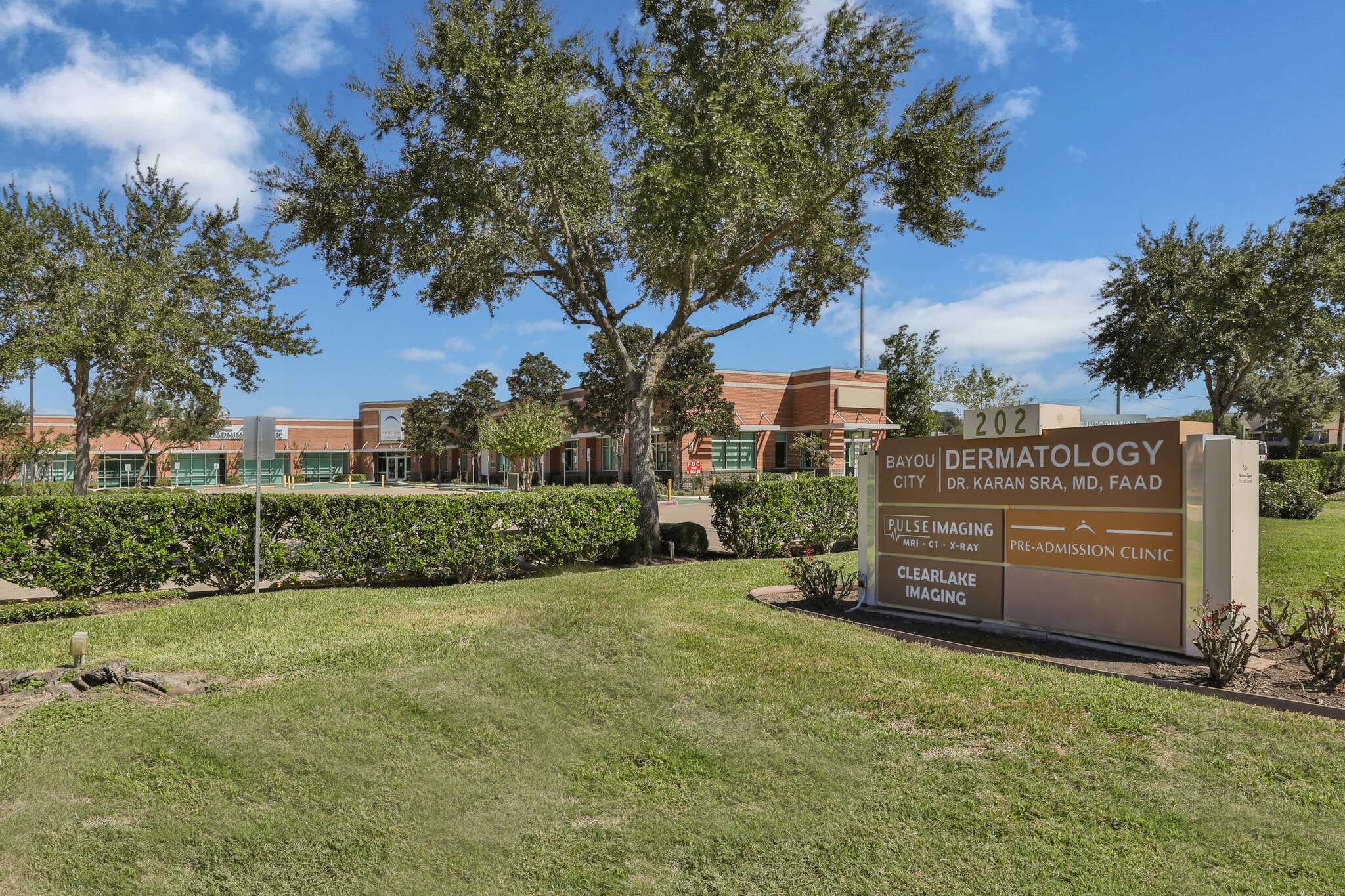 202 N Texas Ave, Webster, TX à louer Photo du bâtiment- Image 1 de 9