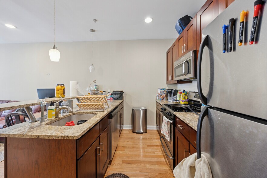 827 Corinthian Ave, Philadelphia, PA à vendre - Photo du bâtiment - Image 2 de 7