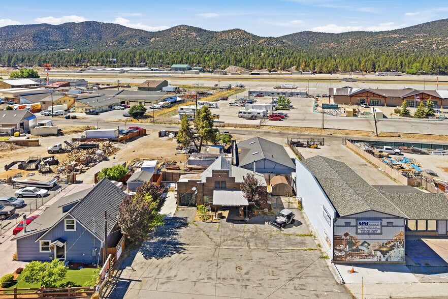 521 W Big Bear Blvd, Big Bear City, CA à vendre - Photo du bâtiment - Image 2 de 7