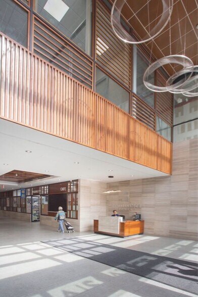 136-33 37th Ave, Flushing, NY à louer - Photo du bâtiment - Image 2 de 4