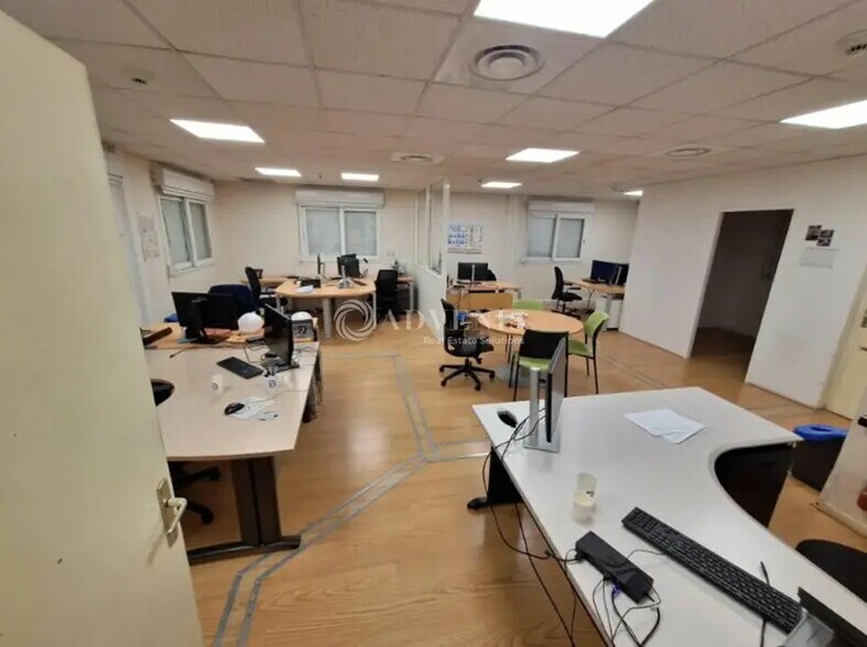 Office in Chassieu for lease - Interior Photo - Image 2 of 5