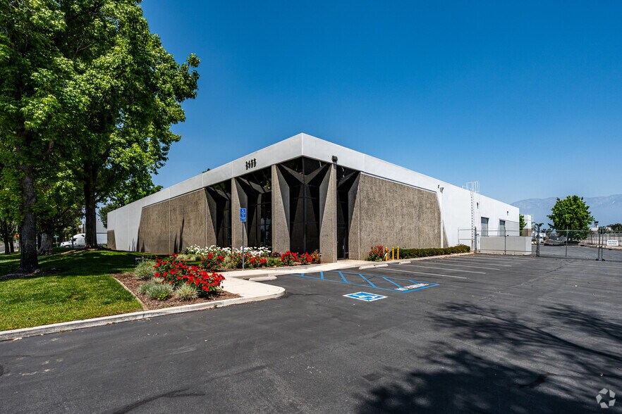2455 E Francis St, Ontario, CA à vendre - Photo du bâtiment - Image 2 de 7