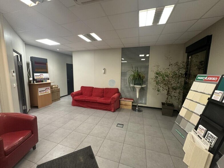 Industrial in Saint-Jean-de-Braye for lease - Lobby - Image 3 of 3