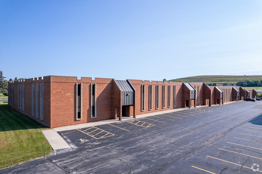 W141N9294-W141N9316 Fountain Blvd, Menomonee Falls, WI for lease - Building Photo - Image 3 of 6