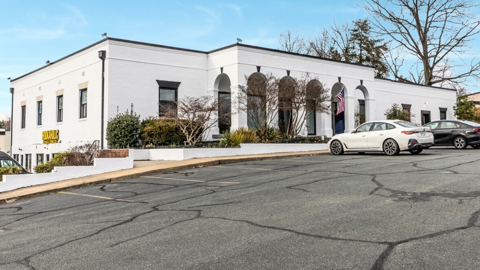 490 Westfield Rd, Charlottesville, VA à vendre - Photo principale - Image 1 de 75