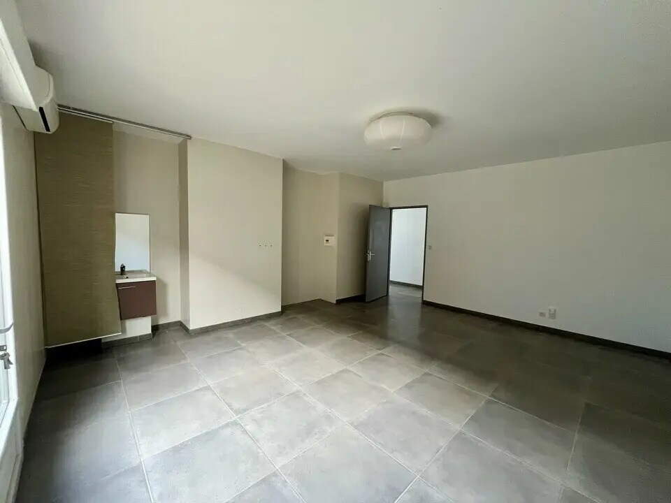 Office in Saint-Rémy-de-Provence for lease Interior Photo- Image 1 of 8