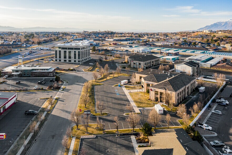 5926 S Fashion Pointe Dr, South Ogden, UT à louer - Photo du bâtiment - Image 2 de 4