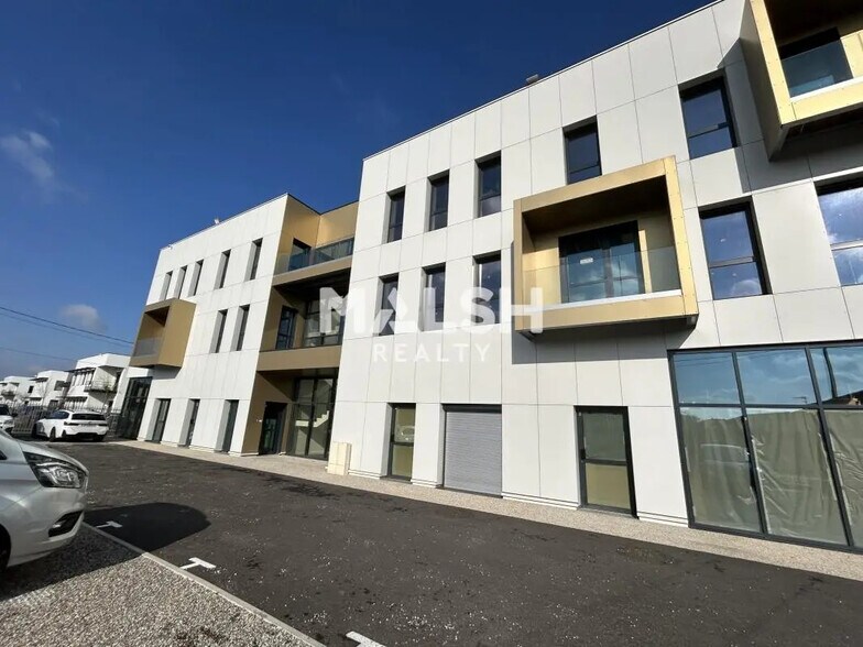 Bureau dans Décines-Charpieu à louer - Photo du bâtiment - Image 2 de 8