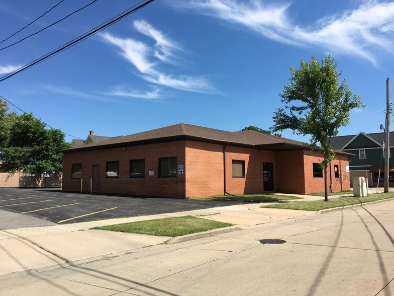 226 W Wisconsin Ave, Appleton, WI for sale - Building Photo - Image 2 of 6