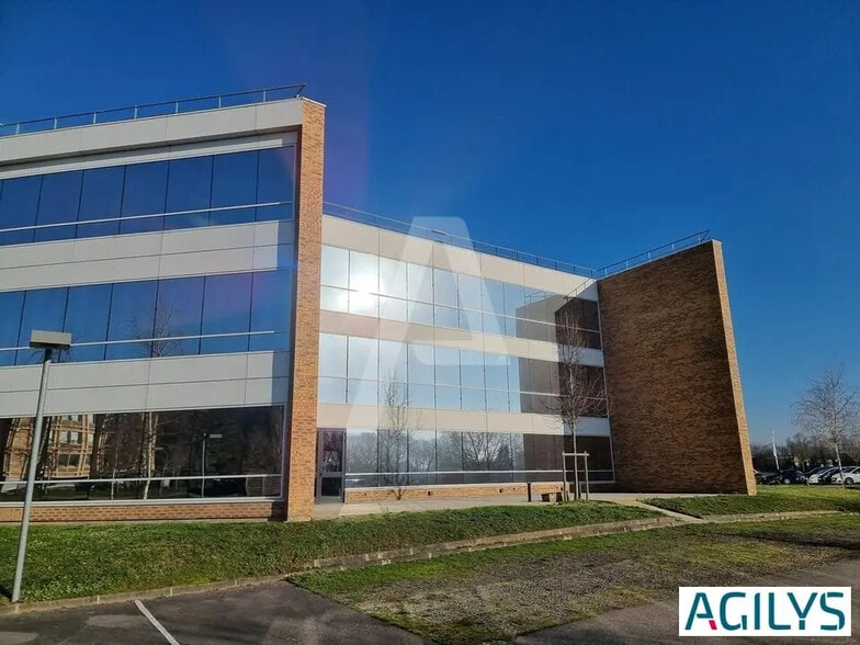 Office in Saclay for lease - Building Photo - Image 3 of 6