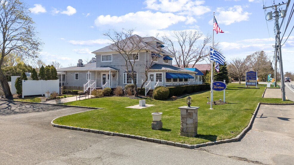3225 Sound Ave, Riverhead, NY à vendre - Photo du bâtiment - Image 2 de 62