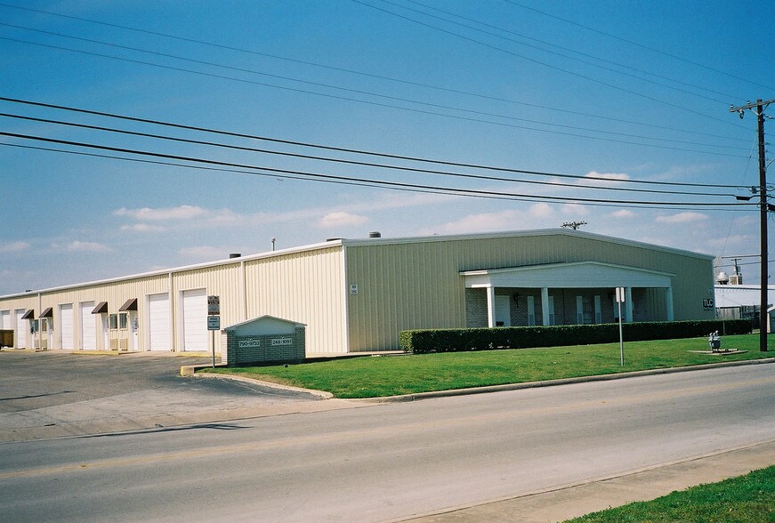 301-363 N Briery Rd, Irving, TX à louer - Photo du bâtiment - Image 1 de 3