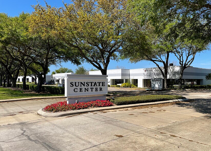 4893 W Waters Ave, Tampa, FL à louer - Photo du bâtiment - Image 1 de 7