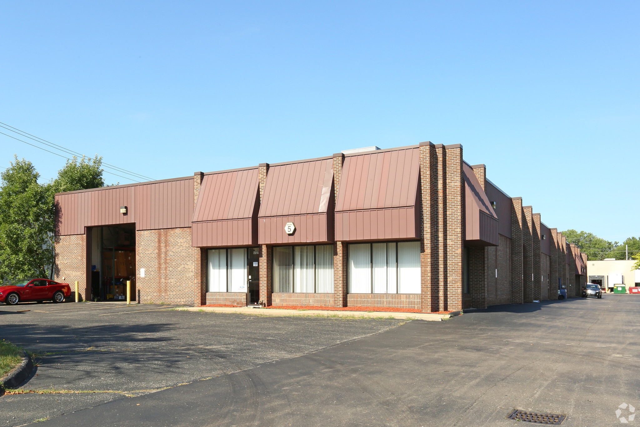 5727-5767 E Executive Dr, Westland, MI for lease Primary Photo- Image 1 of 6