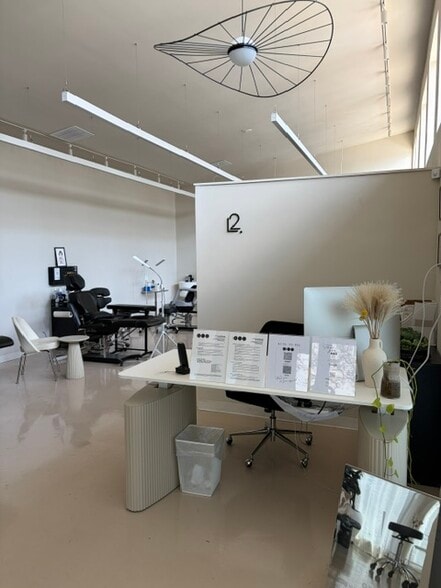 7701-7703 Santa Monica Blvd, Los Angeles, CA for lease - Interior Photo - Image 2 of 5