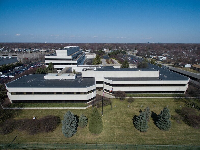 21001 Van Born Rd, Taylor, MI à louer - Photo du bâtiment - Image 1 de 13