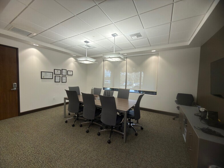 4980 Rocklin Rd, Rocklin, CA à louer - Photo du bâtiment - Image 2 de 6