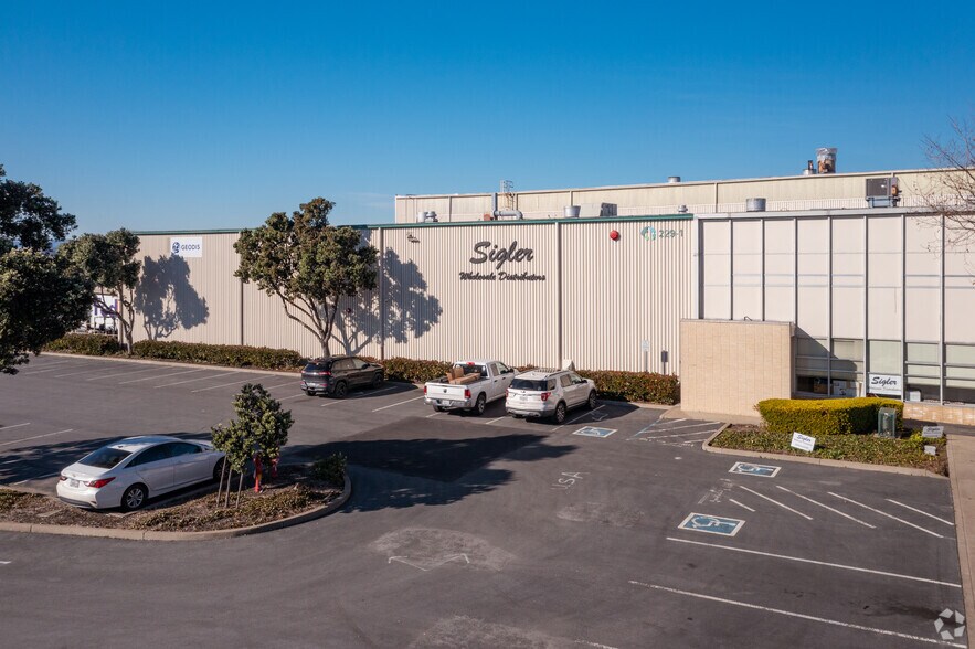 229 Littlefield Ave, South San Francisco, CA à louer - Photo du bâtiment - Image 1 de 8