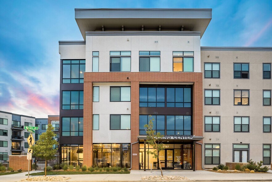 2337 S Blackhawk St, Aurora, CO à louer - Photo du bâtiment - Image 1 de 32