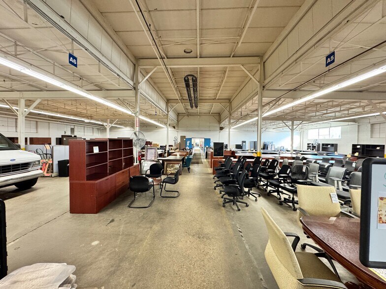 3448 Shelby St, Indianapolis, IN à vendre - Photo du bâtiment - Image 3 de 11