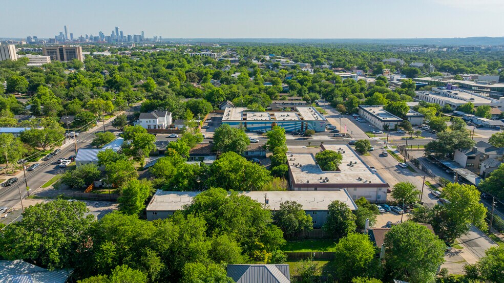 1406 North Loop Blvd W, Austin, TX à vendre - Photo du bâtiment - Image 3 de 4