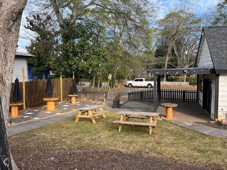 913 Main St, Stone Mountain, GA à louer - Photo du bâtiment - Image 3 de 5