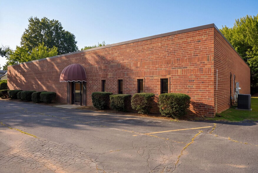 1225 W Market Center Dr, High Point, NC à louer - Photo du bâtiment - Image 1 de 32