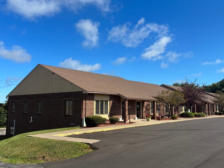 1716 E Ridge Rd, Rochester, NY à vendre - Photo principale - Image 1 de 7