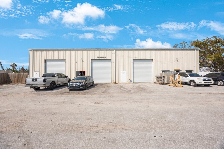 9161 131st Pl N, Largo, FL for lease - Building Photo - Image 3 of 11