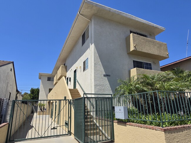 More details for 10809 Palms Blvd, Los Angeles, CA - Multifamily for Sale