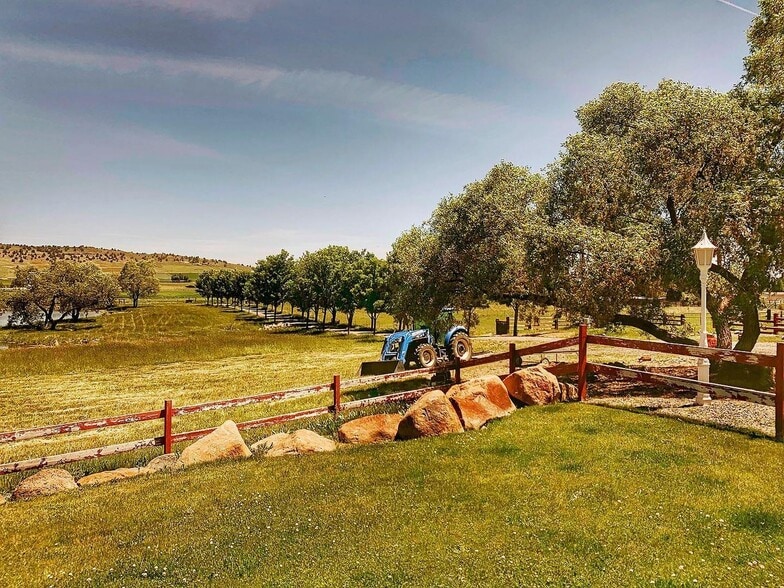 6011 Breitenstein Ln, Klamath Falls, OR for sale - Building Photo - Image 2 of 3